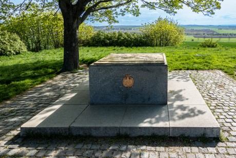 1-Žuráň-–-památník-s-mapou-bojiště