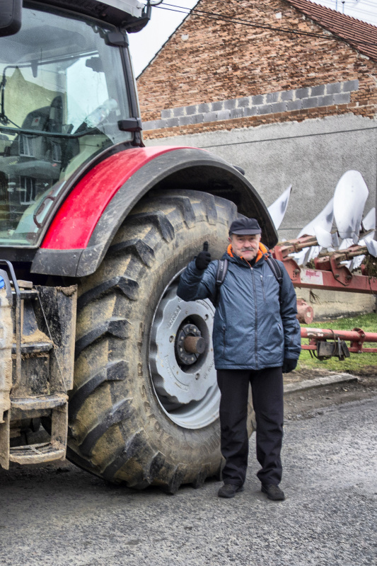 Turista se poměřuje s kolem traktoru_20-11-2018