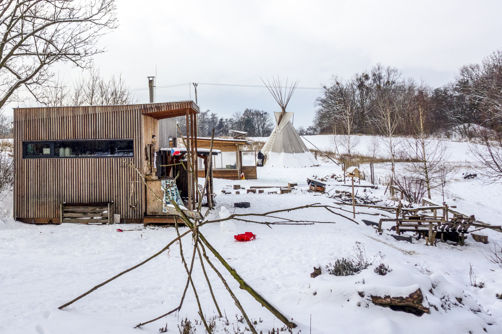 Žijí v týpí nedaleko hřbitova 29-1-2019