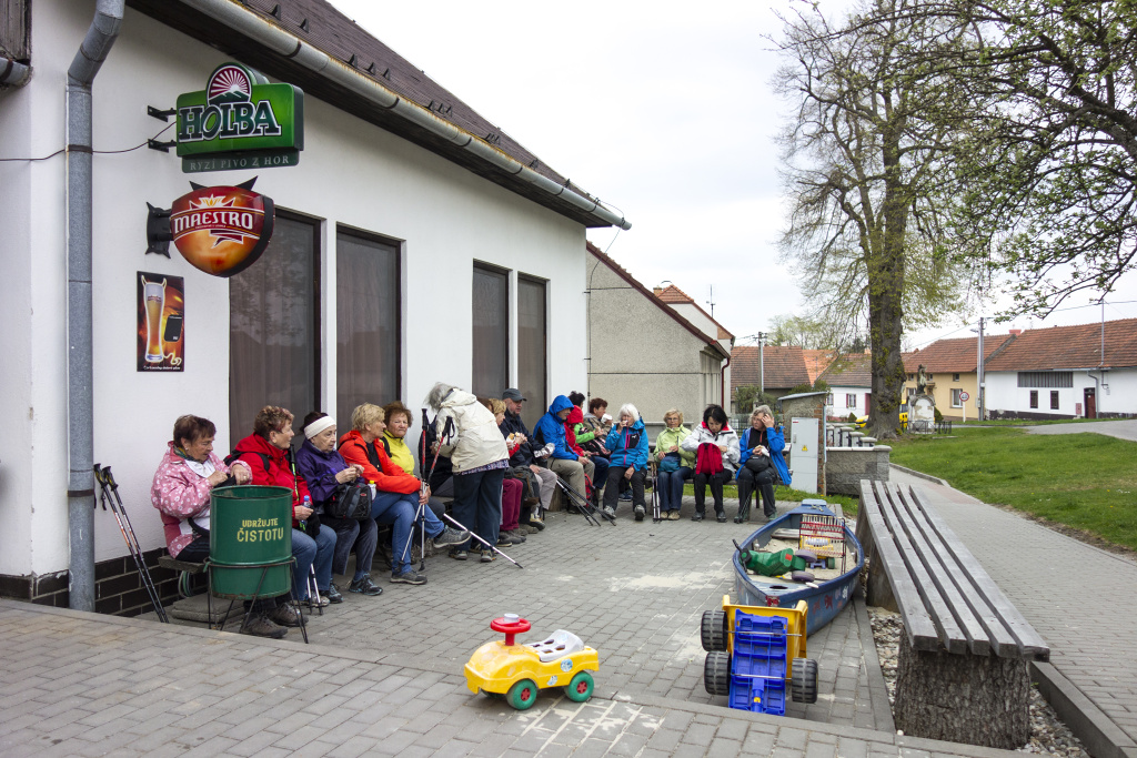 fronta turistů před hospodou 23-4-2019