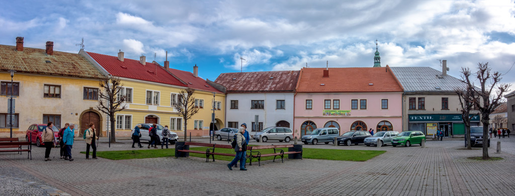 přes-náměstí-k-autobusu