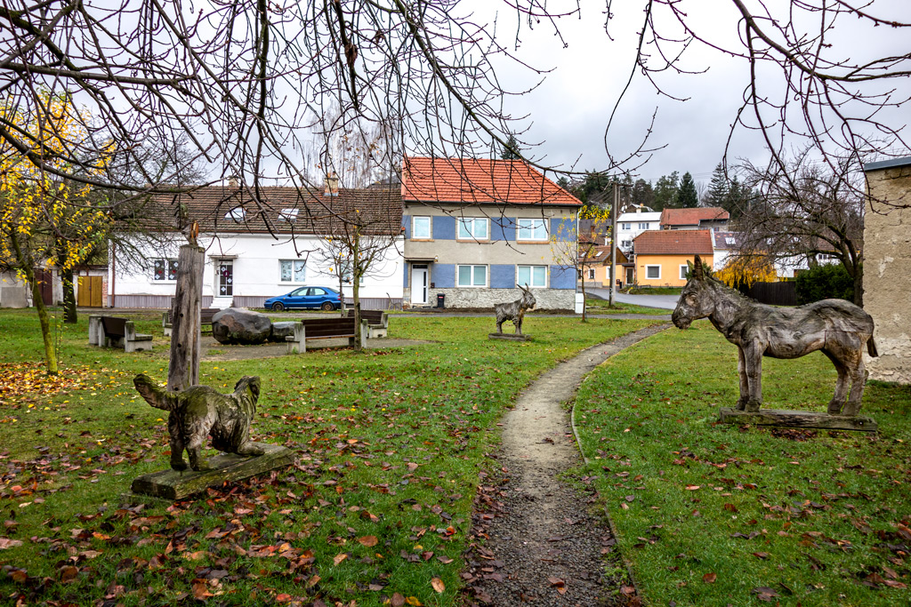 dřevěná-zvířátka-v-Mostkovicích