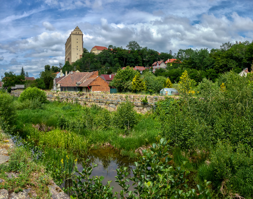 v-podzámčí