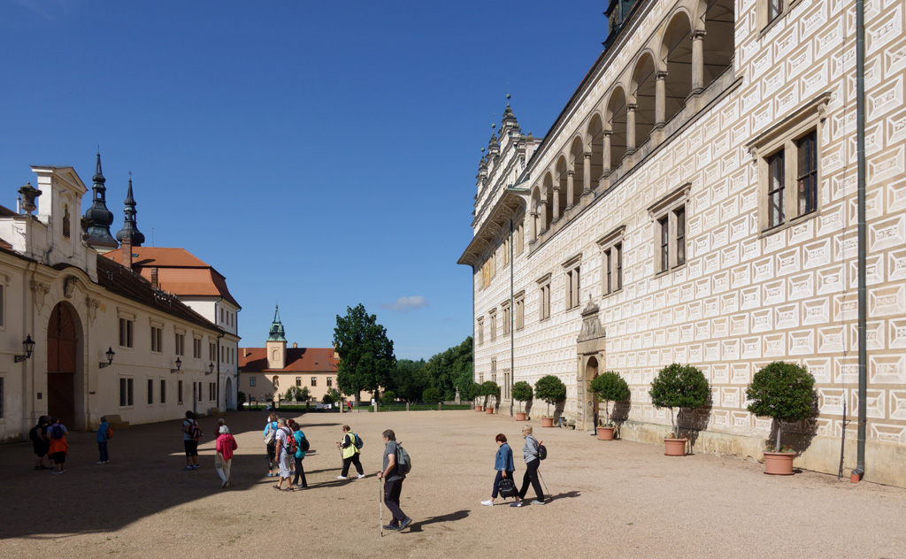 Proti-průčelí-zámku-rodinný-byt-B.-Smetany