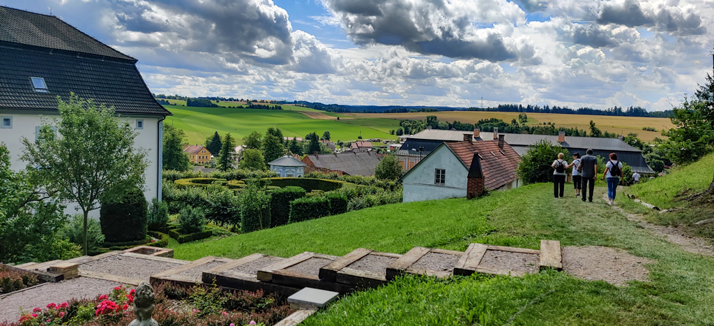 Podél-galerie-klobouků