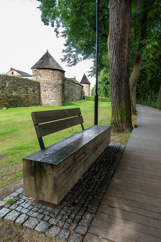 Městské-hradby-Poličky-a-nezcizitelná-lavička