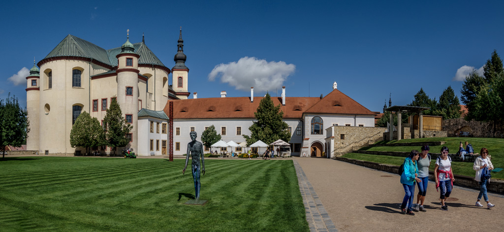 Socha-v-Klášterní-zahradě