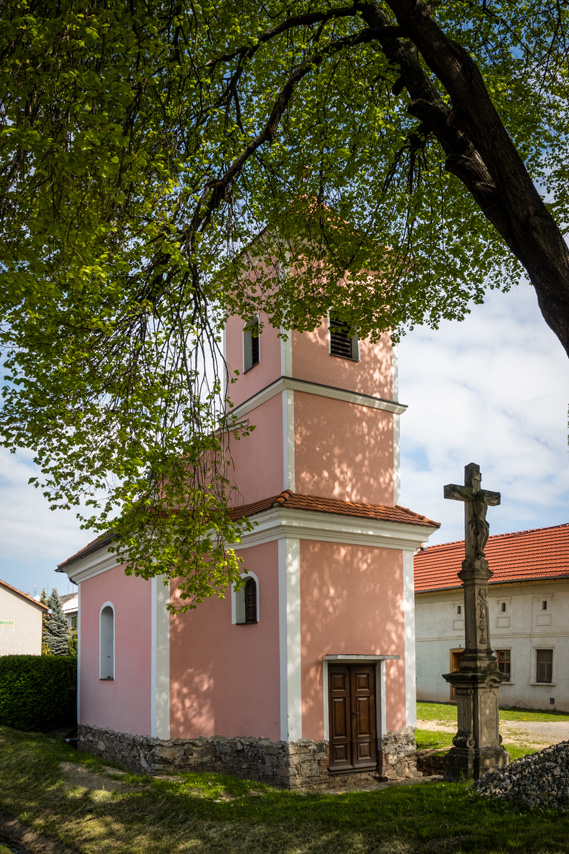 Kolem-kaple-sv.-Jana-a-Pavla