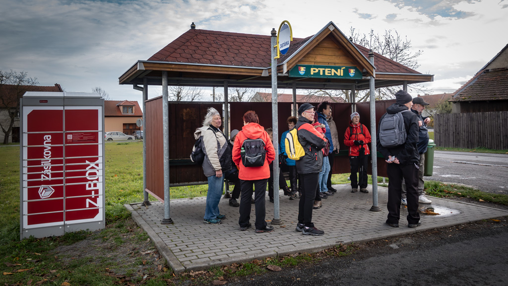 Ve-Ptení-čekání-na-bus-